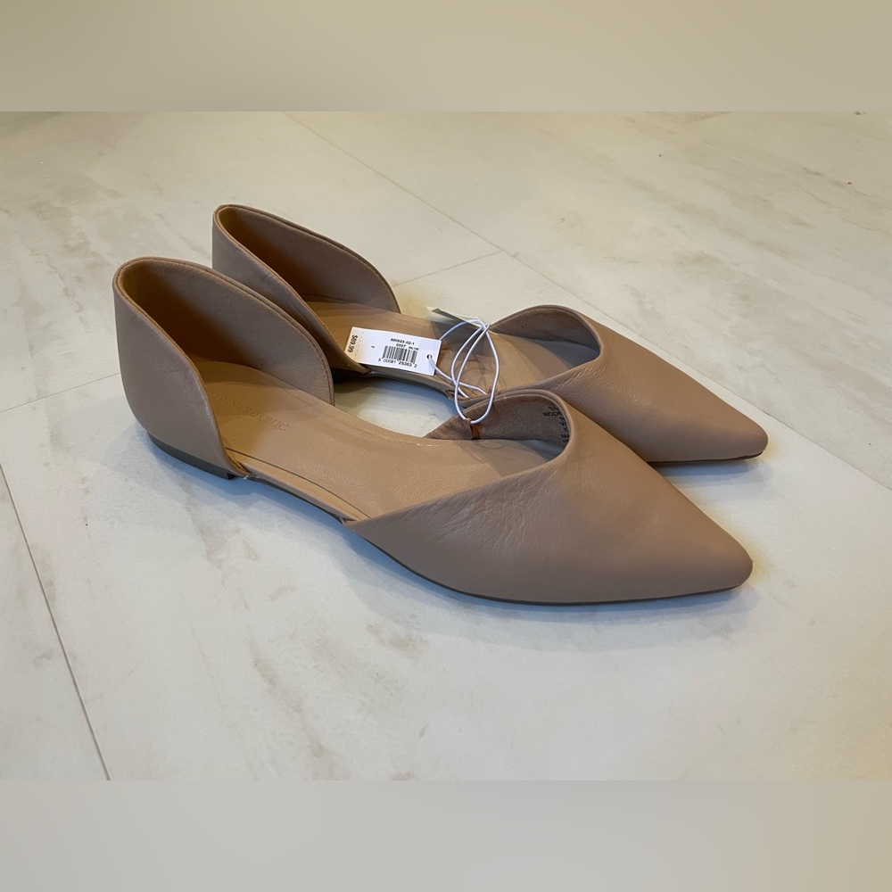 Banana Republic Tan Flats Pointed Toe Size 7